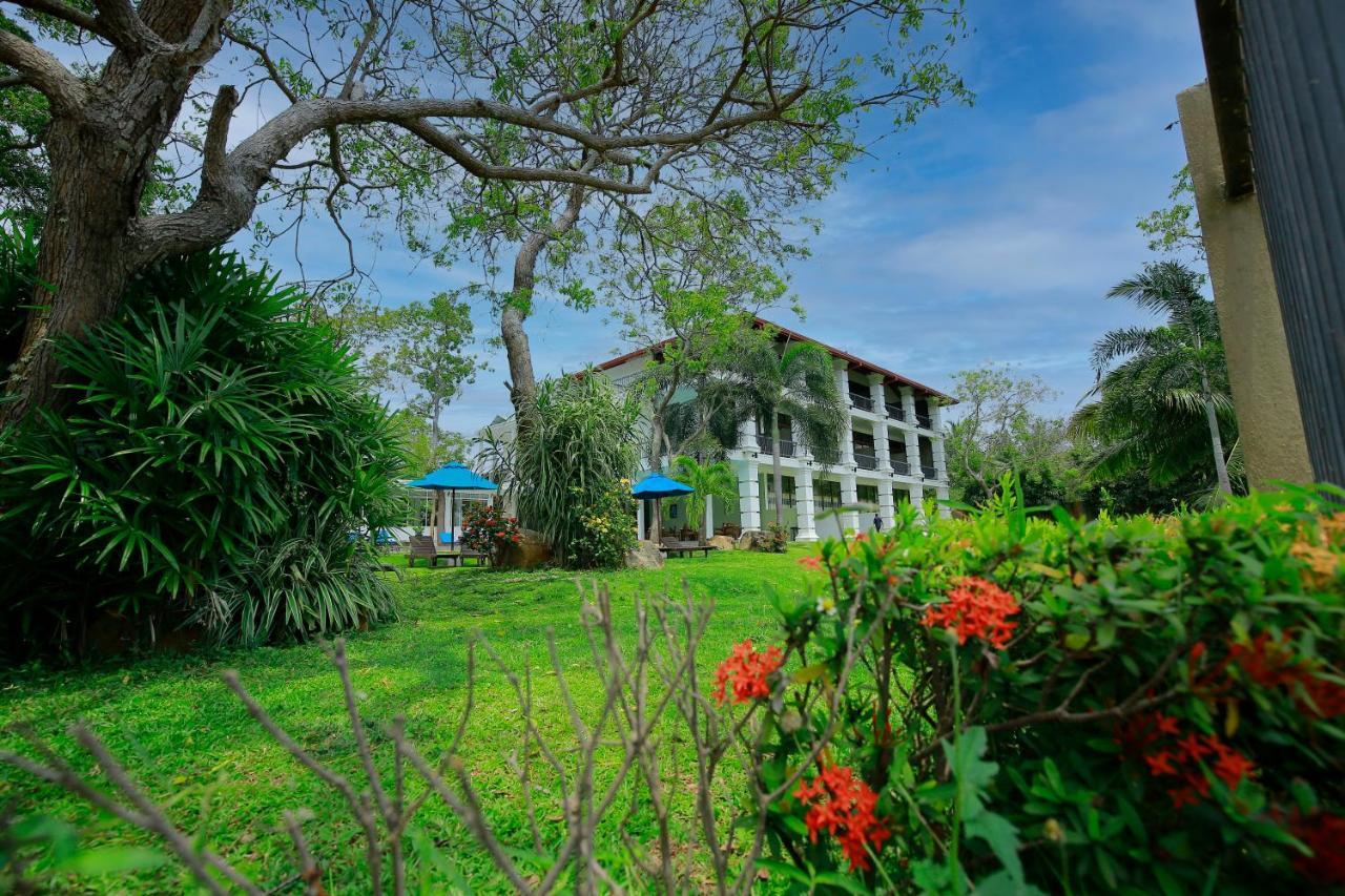 Diya Dahara Lake Resort Yala Exterior photo